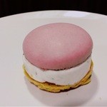 ル・パティシェ ヤマダ - 
      マカロン ヌガー モンテリマール 1個　162円