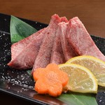 本格七輪 炭火焼肉 炭咲 - 厚切りたんざくタン