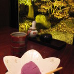 くろ麦 - 自家製の紫いもアイスとライトアップされた庭