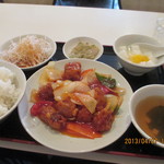 味王 - 糖醋肉（酢豚）750円 全景 ライス、スープ、大根サラダ、ザーサイ、杏仁豆腐