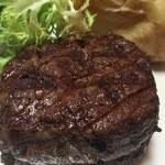 Kingsleys Australian Steakhouse - メインディッシュなオージービーフ様のご登壇♪160gとは控えめながらかなりの赤身でヘルシーな感じですよ！