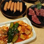 焼肉 肉の街 - キムチ盛り ソーセージ はらみ