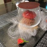 レストラン バカール - 薔薇の香りを閉じ込めた球体のパフェ