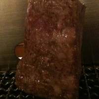 赤身焼肉 かるびあーの 新橋店 - 肉を反射板に立てかけて焼くのは料理長のアイデア