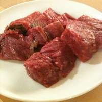 赤身焼肉 かるびあーの 新橋店 - 生なのに中まで火が通った芯ロース
