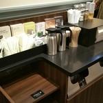 スターバックスコーヒー - コンディメントバーの下にもゴミ箱がある