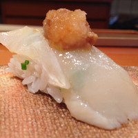 鮨 おさむ - かわはぎ。肝をのせて。