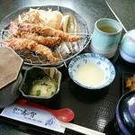 とんかつ 馬の背 - カリッと揚がった海老フライ定食