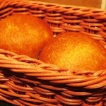 ビストロ サイトウ - 添え合わせのパン。