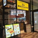 Da Bocchano - 店前…左脇には行列ができてました