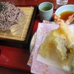 鹿野川荘レストラン - 天ざるそば（1060円）