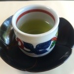 梅の花 - 最初は小さな湯飲み（エスプレッソサイズ）の緑茶。持ち帰りたいほど可愛い