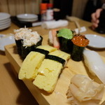 寿司居酒屋 や台ずし - たまご（１巻６４円）、隣はカニ風サラダ（１巻、６４円）