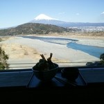 道の駅 富士川楽座 - 天丼のシルエットと、富士山です。