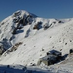 根石岳山荘 - 天狗岳と右手前に根石岳山荘