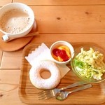 フレンチダイナーサーティーズ - DIYな店内で揚げたてドーナツが楽しめるカフェ。
店内インテリアは椅子以外ほぼ手作りだそうです。
ドーナツモーニングはドリンク代 100円(トーストのモーニングはドリンク代のみ)。パンのように軽い食感と甘すぎない優しい味がくせになります(笑
ボウルで出てくるめっっちゃ量の多いふわふわカフェオレも大好きで何気にリピしてるお店ー。ランチタイムはオムライス屋さんになるそうで、一度来てみたいです♪