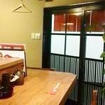 炭火 炙り肉 康 - カウンター席から入口付近を撮影