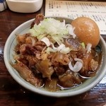 新宿参丁目 立呑み ありがとう - ◆牛とろ煮込み　玉子入り　400円　コラーゲンたっぷりの牛すじが、こでもかというくらい沢山入っています。玉子があるだけで、豪華さが増します♪
      