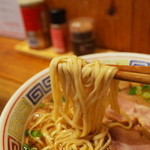 中華そばそのだ - 麺リフト～　新しくなった麵は、平打ち感が強くなってます。