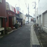 Manzen Shokudou - お店の前の道。近所の人しか通らない小道。