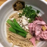 真鯛らーめん 麺魚 - 鯛油そば(スープ付)700円
                                
                                鯛出汁の2016/1にオープンした新店。12時過ぎに到着すると20名の行列...1時間でやっとありつけました。
                                
                                油そばは、全粒粉の細麺に鯛出汁の効いたタレ、桜の地方で燻したチャーシュー、ゆずペースト。青菜にネギ、焼いた鯛のほぐし。
                                
                                切れ味の良い硬めの細麺は香りが良い。鯛出汁なのでやはり魚臭さはあり、この辺は好みかも。チャーシューは柔らかく美味いです！
                                後半はスー