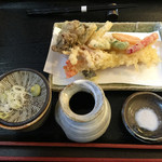 手打ちそば天ぷら 那央人 - 特選ランチの天麩羅
      大海老 牡蠣 野菜天