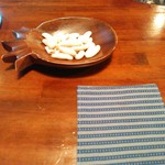 カフェバーレオン - チーズ柿の種。