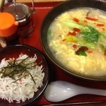 Hachiban Ramen - 酸辣湯麺とシラスご飯のセット。