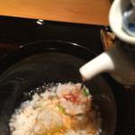 日本料理 幸庵 - せり、淀大根、とびこ、車海老の具材をのせたお粥に車海老のオイルをかけて頂きます！