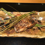 日本料理 幸庵 - 炭火で焼き上げた太刀魚の松葉焼き。淡泊な魚ながらも脂の乗りが素晴らしい！