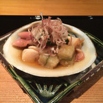 日本料理 幸庵 - 先付は北寄貝の治部煮。みょうがと貝の出汁や旨味との相性が抜群！