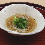 松川 - 自家製の冷たいスダチそばに山葵菜のおひたしを添えて