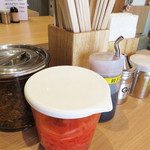 長浜ラーメン一新 - 卓上。
      お、辛子高菜がありますねぇ。
      スタンダード豚骨の中のスタンダード店には辛し高菜はない店のほうが多いけど、
      あったら嬉しい辛子高菜♪
      