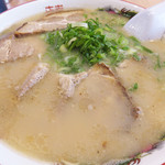 長浜ラーメン一新 - 基本のラーメンは550円と、長浜ラーメンらしくリーズナブルな価格です。
      肉好きな私は、チャーシューメン750円。
      