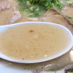 長浜ラーメン一新 - 豚骨臭控えめであっさりしているものの、タレとの絶妙な融合により、輪郭はきちんとあります。