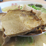 長浜ラーメン一新 - 素朴な味わいのほろほろ柔らか食感のチャーシューも美味しかったです。
      