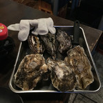 福島酒店 酒蔵鍋 - 蒸し牡蠣。的矢産と坂越産を3つずつ。
