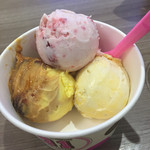 サーティワンアイスクリーム - カスタードプディング、ベリーベリーストロベリー、バニバニバニラのトリプルポップ（＾∇＾）