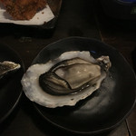 福島酒店 酒蔵鍋 - ジューシーな的矢産の蒸し牡蠣。