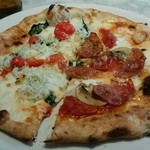REGGIANO - シラスのピザ＆サラミのピザ
