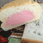 東京くるりぃむぱん - くるりぃむパンの断面です。(下の食パンは無視してください)