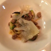 フラットリア - パルミジャーノレジャーノチーズをのせた肉のパスタ
