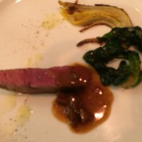 フラットリア - 牛肉、ポルチーニ茸ソース、付け合わせはオレンジ白菜など