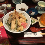 遠野物語 - 天ぷらとご飯の量がたっぷり、ヒジキ煮や茶碗蒸し浅漬も付いてます。天ぷらには自分で好きな量の塩を振っていただくので、塩分を控えたい方には嬉しいと思う。後からかける塩分控え目のお出汁も美味しかった。