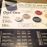 アールベイカー インスパイアード バイ コート ロザリアン - コーヒー（小）100円。テイストが選べるが全体に酸味が強いのでブラックがオススメ。注文する時は硬貨をメニューの上に置くとオーダーミスが無くお互いストレスが少ない。写真ではアイスコーヒーを注文している。