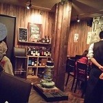 BAR H - 店内ウッディーな雰囲気で