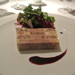 ラ・トルテュ - 牛タンとフォアグラのテリーヌ
      ルクルス風、煮詰めたポルト酒