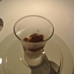 ラ・トルテュ - 牛乳シャーベット　黒蜜風味のゼリー