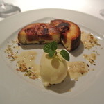 ラ・トルテュ - あんぽ柿のファーブルトン
      マールのアイスと胡桃のソース