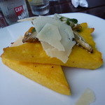 Woolshed Pub - 黄色いフレンチトーストのようなのがポレンタです